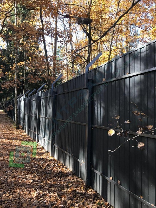 Забор из профнастила цвета Ral7024 с велюровым покрытием