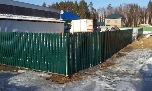 Откатные ворота и забор из евроштакетника в д.Новинки Бегичево