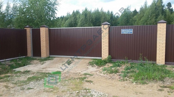 Забор из профнастила с кирпичными столбами СНТ "Рижская роза"