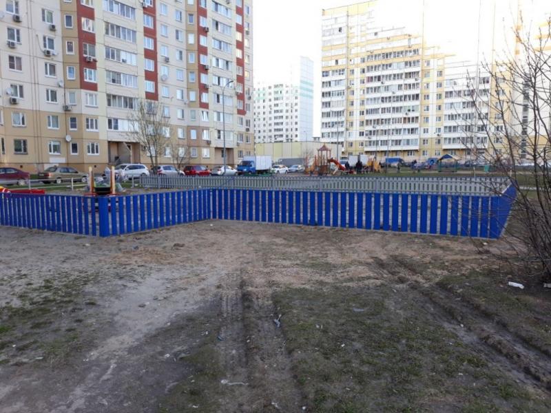 Декоративный забор для детской площадки из металлического штакетника в г. Москве